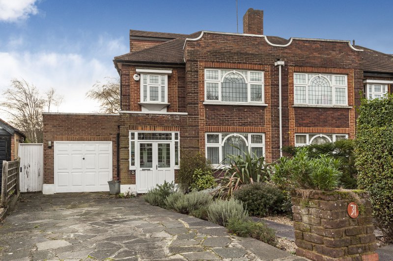 Abbots Gardens, East Finchley | N2 Homes for Sale